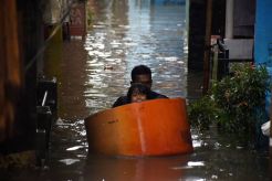 Banjir Rendam Permukiman Warga Jatinegara