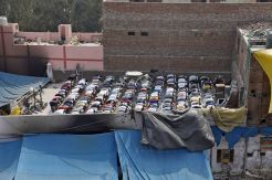 Ratusan Muslim Salat Jumat di Atas Masjid Terbakar di India