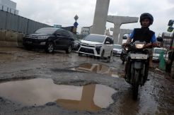 Jalan Boulevard Barat Raya Kelapa Gading Rusak Akibat Banjir