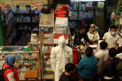 Indonesia Positif Corona, Warga Serbu Toko Masker