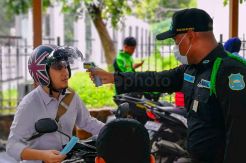 Pengecekan Suhu Tubuh Pengunjung di Gedung Parlemen Senayan