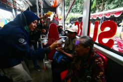 Dishub Cek Suhu Tubuh Penumpang Suroboyo Bus