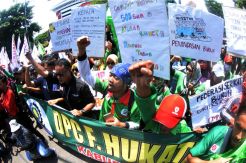 Ratusan Buruh Jateng Tolak Pengesahan RUU Omnibus Law