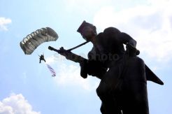Atraksi Terjun Payung Free Fall Warnai HUT ke-59 Taifib Marinir