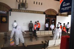 Cegah Corona, Stasiun Tawang Semarang Disemprot Cairan Disinfektan