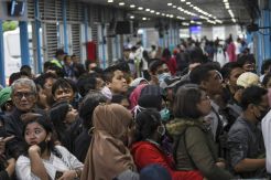 Jam Operasional Dibatasi, Penumpang Transjakarta Antre