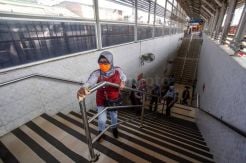 Cegah Corona, Relawan Desa Siaga Aktif Bersihkan Stasiun Bojong Gede
