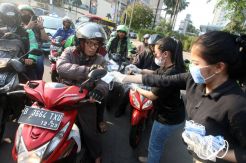Relawan Bagikan Masker Gratis di Bundaran HI