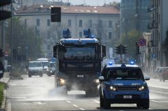 Jalanan Disemprot Disinfektan dan Personel Militer Patroli di Italia