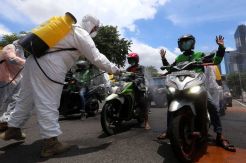 Cegah Covid-19, Ratusan Ojol Surabaya Disemprot Cairan Disinfektan