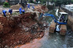 Perbaikan Tanggul Jebol di Kali Pulo Jatipadang