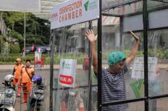 Warga Antusias Mencoba Ruang Semprot Disinfektan di Blok M