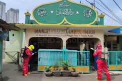 Cegah Virus Covid-19, Masjid Jami Daarul Iman Disemprot Disinifektan