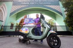 Mahasiswa UIN Sunan Ampel Raih Vespa S125i Program AXIS Super Surprize