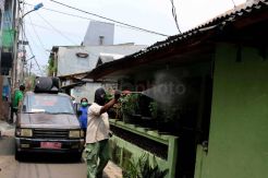 Warga Kemayoran Semprot Rumah dengan Cairan Disinfektan