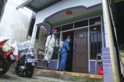 Rumah Warga Positif Corona di Tarakan Disemprot Disinfektan
