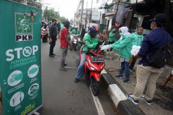 PKB Bagikan Hand Sanitizer untuk Ojol