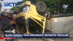 Hilang Kendali, Truk Pengangkut Antiseptik Terguling di Kalideres