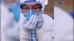 Dokter Tunjukkan Cara Pakai APD Berlapis Sebelum Tangani Pasien Corona