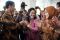 Disambut Istri dan Warga...