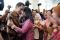 Disambut Istri dan Warga...
