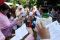 Kenakan pakaian Betawi...
