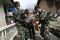 Personel TNI bantu warga...