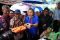 Menhut cicipi kue gemblong...
