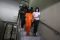 Perempuan India bawa...