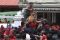 Ribuan warga berebut...