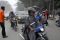 Relawan bagikan masker...