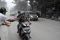 Relawan bagikan masker...