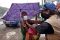 Mobil water canon bersihkan...