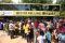 Libur, warga antre bus...