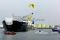 Greenpeace hadang kapal...