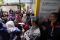 Warga Bandung Antre...