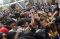 Ratusan Warga Antre...