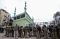 Ratusan Muslim Salat...