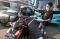 Relawan Bagikan Masker...