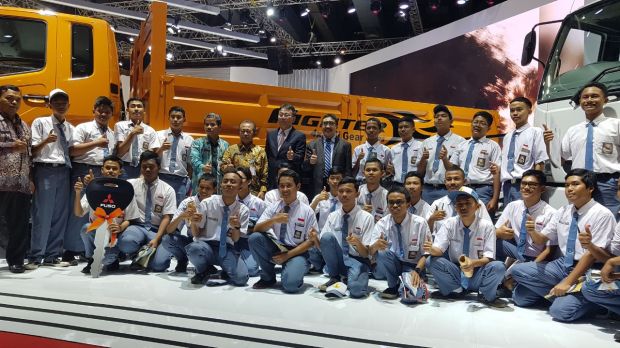 Tingkatkan Pendidikan, KTB Berikan Dua Truk Mitsubishi Fuso untuk 2 SMK