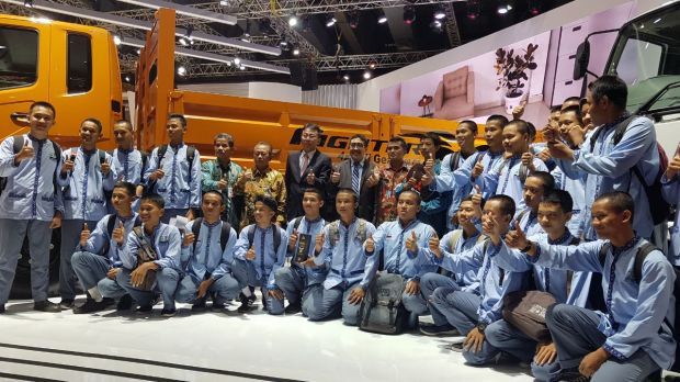 Tingkatkan Pendidikan, KTB Berikan Dua Truk Mitsubishi Fuso untuk 2 SMK