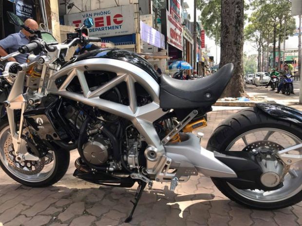 Ariel Ace R, Motor Terlangka di Dunia Nangkring di Trotoar