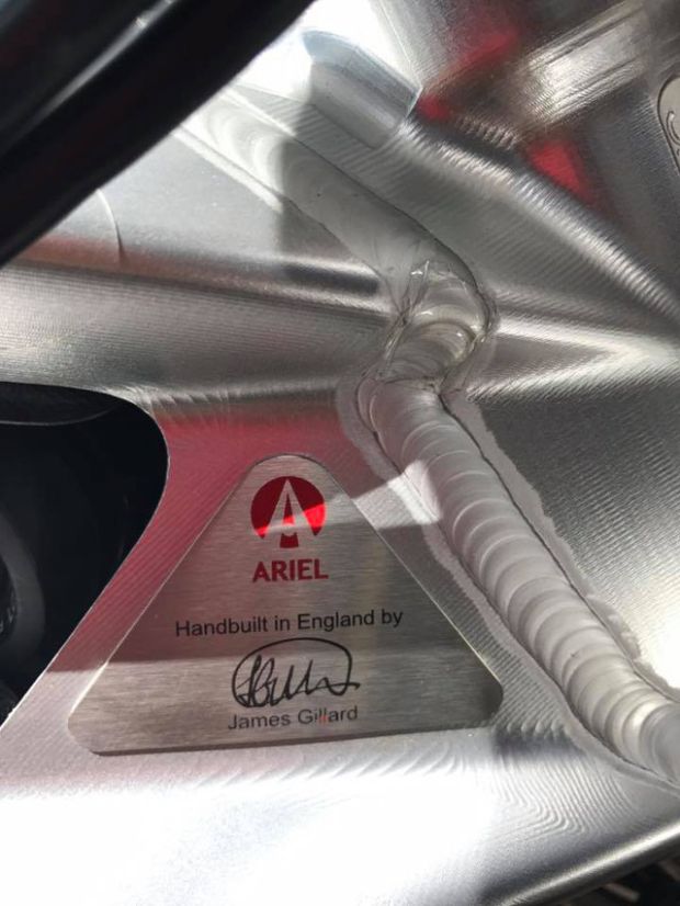 Ariel Ace R, Motor Terlangka di Dunia Nangkring di Trotoar