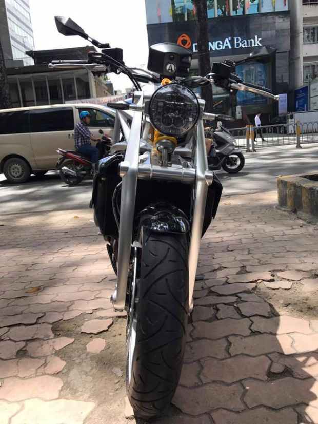 Ariel Ace R, Motor Terlangka di Dunia Nangkring di Trotoar