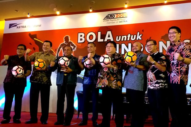 Auto200 Bagikan Bola ke PSSI Auto200 Bagikan Bola ke PSSI