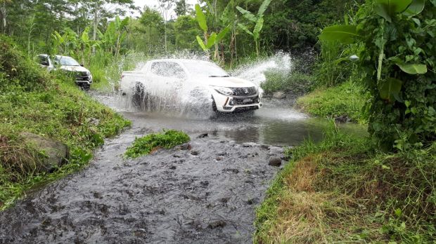 Ini Cara Aman saat Anda Memutuskan Mobil Menerabas Banjir