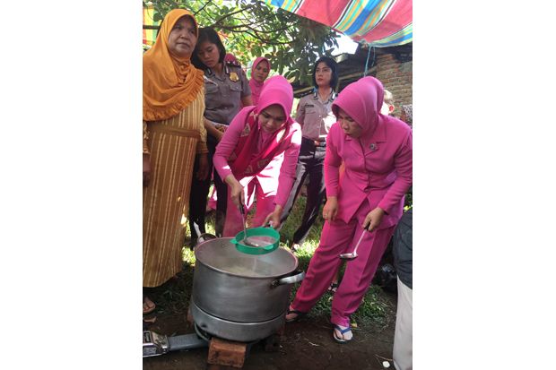 Bhayangkari Polres Lubuklinggau Ibu-ibu Bhayangkari Polres Lubuklinggau memasak takjil bersama warga Jalan Rambutan, Kelurahan Air Temam, Kecamatan Lubuklinggau Selatan I. Ide kreatif ini dikeluarkan oleh Ketua Bhayangkari Polres Lubuklinggau Farah Hajat. Foto/MNC Media/Era Neizma Wedya