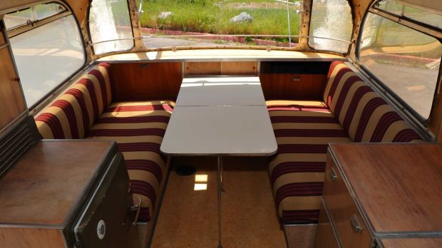Berpenampilan Bus VW Vintage, Mobil Van Ini Ditenagai Porsche