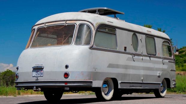 Berpenampilan Bus VW Vintage, Mobil Van Ini Ditenagai Porsche