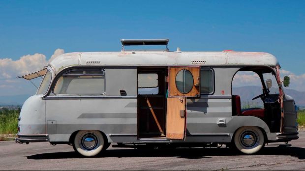 Berpenampilan Bus VW Vintage, Mobil Van Ini Ditenagai Porsche